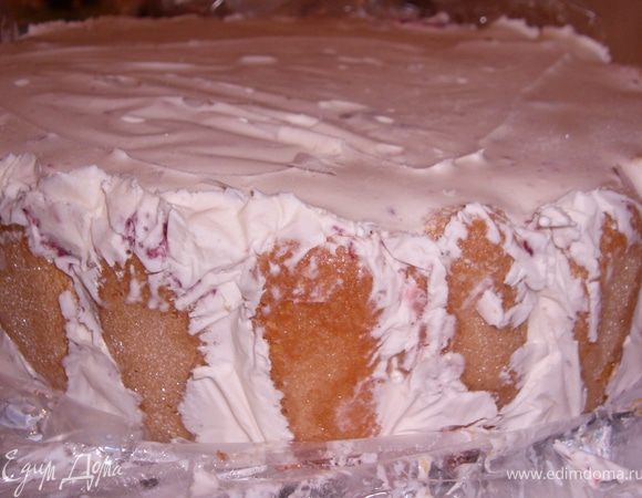 В форму уложи пищевую плёнку,печенье полить его сиропом.Выложить мороженое(мягкой консистенции) смешанное с размороженой клубникой и сахарн.пудрой.Уложить в морозилку  на 2 часа. Подать с тёртым или растопленным шоколадом.