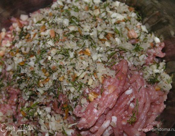 Свинину провернуть в мясорубке, добавить смесь из блендера, тшательно перемешать, посолить.