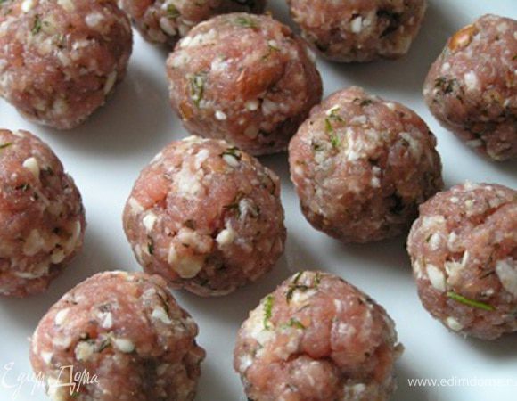 Из полученного фарша слепить маленькие шарики, размером с грецкий орех. У меня получилось 40 штук.