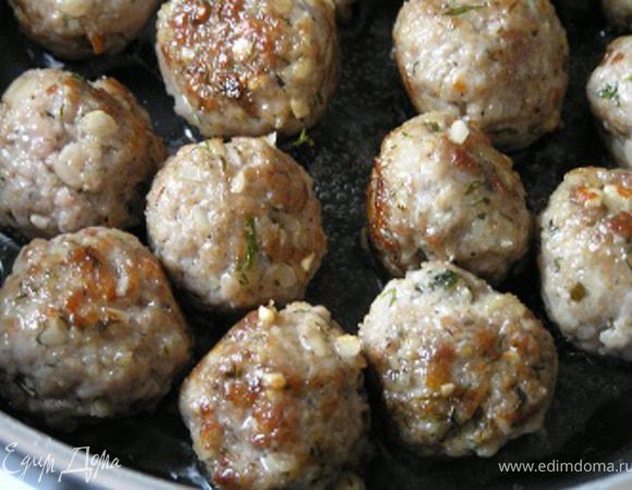 Обжарить на растительном масле в течение 10 минут. Важно регулярно перемещать и переворачивать шарики, чтобы они обжарились равномерно со всех сторон.