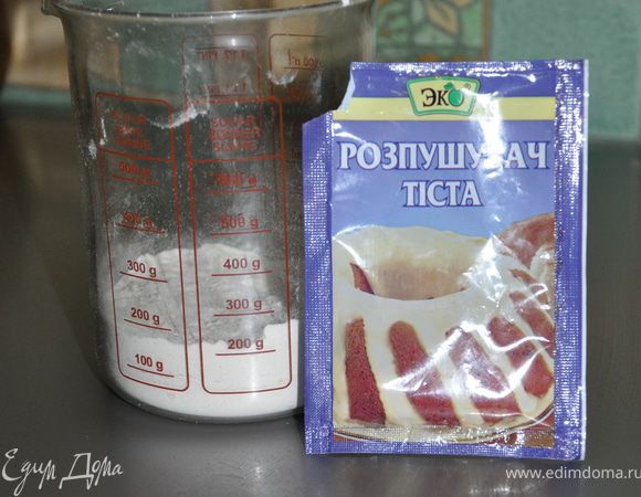 Муку смешать с пекарским порошком, солью и ванильным сахаром.