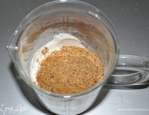 Миндаль измельчить и добавить к муке. Хорошо перемешать.