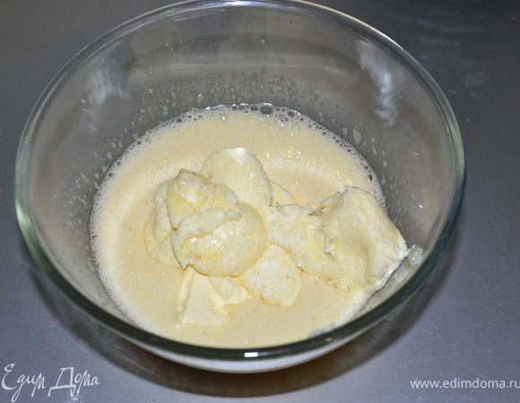 Добавить к яйцам ликер и постепенно ввести мягкое масло. Перемешать.  