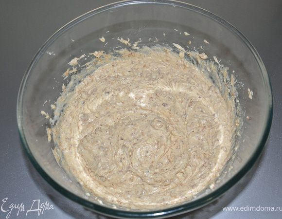 Яичную массу добавить к муке и перемешать.