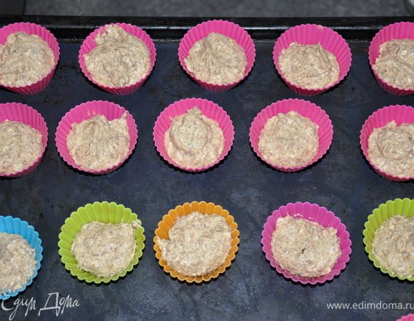 Разогреть духовку до 180С. Смазать формочки маслом и заполнить на две трети тестом. Выпекать 20-25 мин.