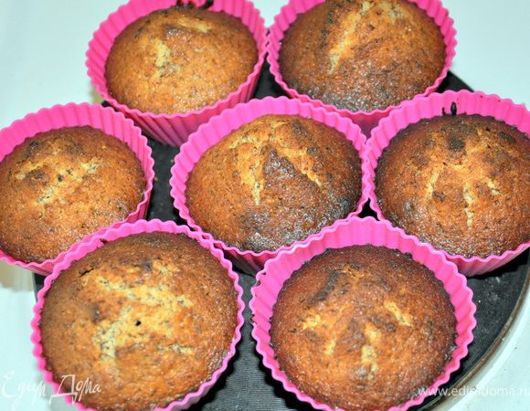 Вынуть из духовки дать остыть 5 мин. И подавать кексы теплыми.