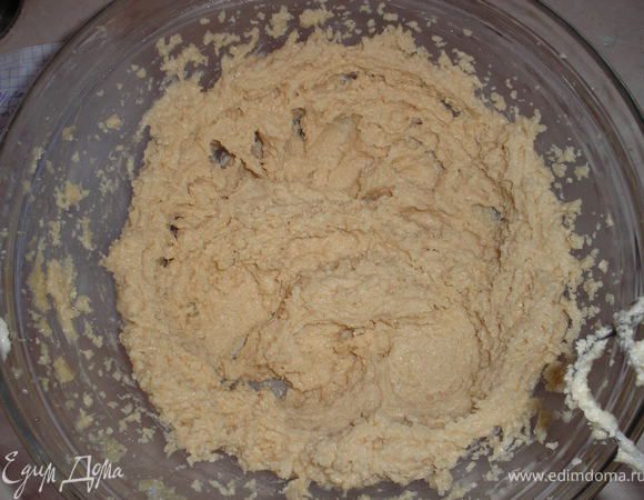 Размягченное сливочное масло взбиваем несколько минут с белым и коричневым сахаром.