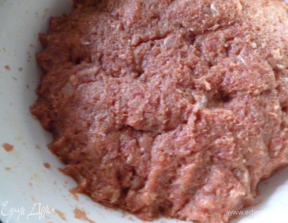 Я упустила шаг,где фарш перед тем как отправить в холодильник.Поэтому добавляю фото здесь,что бы не перепечатывать рецепт.Это фото фарша еще без добавок и перед тем как отправить его в холодильник.