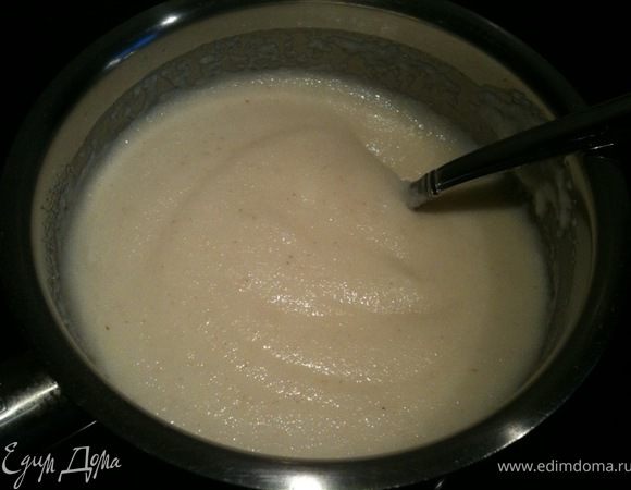 Молоко смешайте с сахаром, доведите до кипения и постоянно помешивая добавьте манную крупу и сварите достаточно густую кашу.