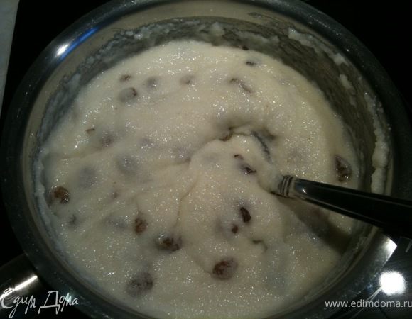 Добавьте в кашу промытыш и обсушеный изюм. Хорошо перемешайте.