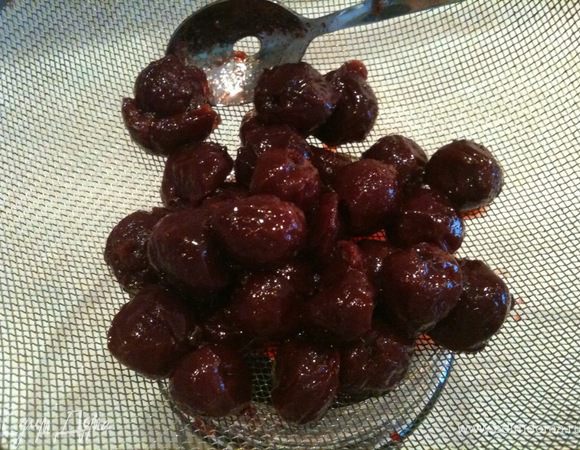 Подготовьте ягоды из варенья (у меня было вишневое и клубничное). Вишневое я откинула на дуршлаг, чтобы убрать лишний сироп.