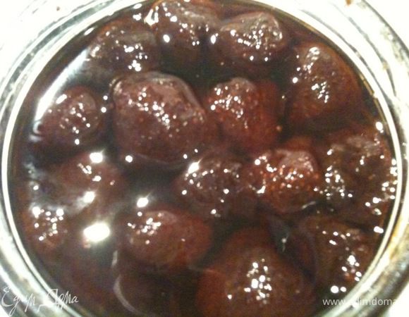 Из клубничного брала ягоды прямо из банки.