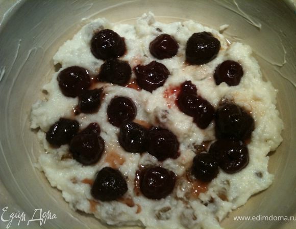 Хорошо смажьте керамическую, глиняную или стеклянную форму сливочным маслом. Выложите слой каши, на нее выложите ягоды. 