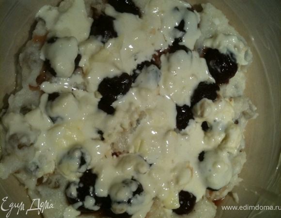 Сверху на ягоды выложите часть пенок. Если пенки получились достаточно плотные, то порежьте их на полоски.