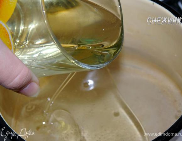 Наливаем в кастрюльку или сотейник воду, добавляем соль, сахар, наливаем растительное масло и ставим на огонь.