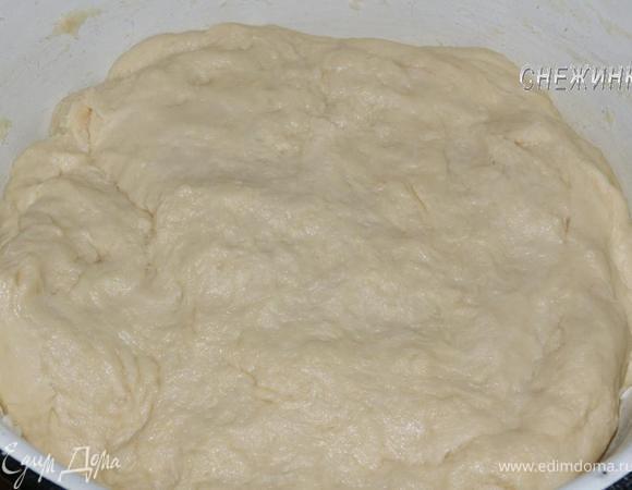 В миску просеиваем муку. Добавляем жидкую часть и вымешиваем тесто. Оно получается мягким, нежным, не липнущим к рукам. Оставляем подняться в теплом месте около 1 часа. Тесто поднимается быстро и хорошо, поэтому дольше ждать не потребуется.