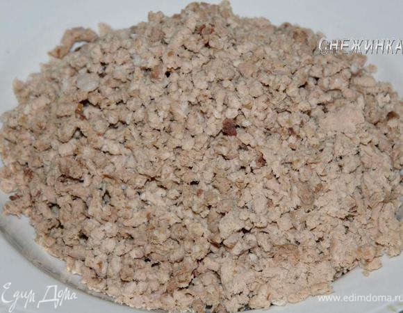 А пока займемся начинками. Всё мясо отвариваем до готовности в подсоленной воде. Даем остыть, перекручиваем на мясорубке.