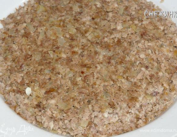 В сковороду наливаем немного растительного масла, добавляем 1 ст.л. сливочного, кладем лук для мяса и томим минут 10,  добавляем к нему мясо, солим, перчим по вкусу, прогреваем пару минут и перемешиваем. Выкладываем в миску.