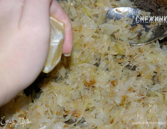 В сковороде разогреваем растительное масло со сливочным, отправляем лук, доводим до прозрачности. Добавляем капусту, присаливаем ее, тушим до готовности. В конце солим, перчим по вкусу, выдавливаем сок лимона по вкусу, перемешиваем.