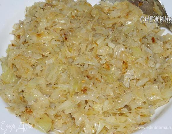 Прогреваем минуту, капустная начинка готова. Выкладываем остывать.