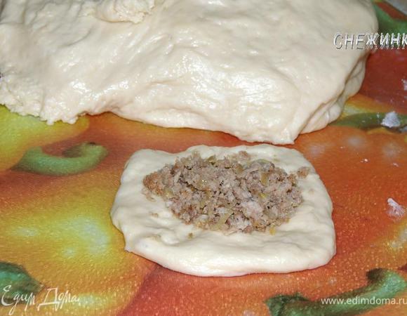 Формируем пирожки. Для дракона нам понадобятся небольшие пирожки круглой формы. Кусочек теста разминаем руками в форме круга, кладем начинку, при этом начинки в пирожках чередуем. 