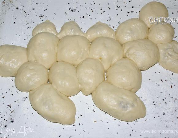 Из круглых пирожков на противне (смазывать не надо, можно присыпать мукой) формируем тело дракона; хвост, лапы и морду делаем более продолговатой формы. Оставляем подняться 15 минут, духовку разогреваем до 190С.