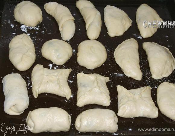 Из оставшегося теста лепим пирожки разной формы, укладываем на противень.