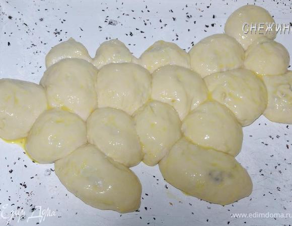 Дракона смазываем слегка взбитым яйцом и отправляем в духовку выпекаться на 25-30 минут.