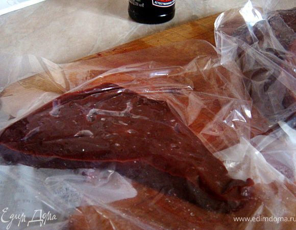 Печень покупаем свежую (ни в коем случае не мороженную)-определяем свежесть по цвету (он должен быть ровным- темно-красно-коричневым- без пятен или желтизны) и запаху- приятный, не кислый. Моем- срезаем пленку (надрезаем с краю ножом и стягиваем пленку с печени руками),обсушиваем.
Режем на 4 больших куска-одинаковые по размеру-режьте с одного края печени (толщиной 2 см.)-как на отбивные.
Заворачиваем в кленку или пакет и отбиваем каждый кусочк (без фанатизма- в кашу превращать не нужно-отбейте слегка).