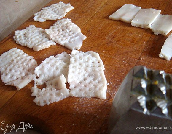 Теперь-приготовим маринад- 3 ст.л. соевого соуса смешать с сухим базиликом, черным перцем и соком лимона, добавить 1 ст.л. оливкового масла и тщательно перемешать.
Выложить куски печени в маринад, кисточкой или руками хорошо втереть маринад в каждый кусочек и поставить в холодильник на 15 минут.
Тем временем- сало нарезать на небольшие ломтики- толщиной 5 мм (примерно) и отбить.