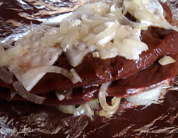 Лук нарезать тонкими полукольцами- помять с щепоткой соли, вылить на него\ 1 ст.л. оливкового масла- перемешать и дать настояться пока маринуется печень.
Духовку разогреть до 150 гр.ц.
Печень достать из маринада. Посмотрите- Выложить на противень на двойную фольгу неск. кусочков сала-сверху немного лука и сверху печень-посвторить процесс дальше- сверху на печень выложить-сало,лук и следующий кусок печени (последний слой необходимо сделать-сало-лук).
