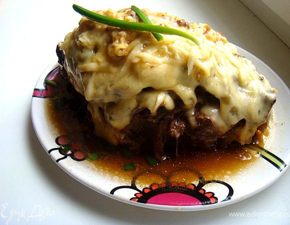 Закрыть фольгу и запекать в духовке в течении 50 минут.
Далее открыть фольгу, натереть сыр, увеличить темп. духовки до 200 гр.ц. Посыпать нашу башню из печени сыром и запекать еще 5 минут (если под грилем, то 2-3 минуты).
Подавать в горячем виде- полив соком-выделившимся при запекании и украсив зеленью.