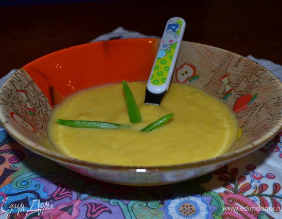 Суп-крем:
Тыкву очистить от кожи и семечек. Мякоть порезать на небольшие кусочки, посолить, поперчить, смазать медом, выложить на тыкву несколько кусочков сливочного масла и запечь в духовке при 200 С примерно 20 мин. Тыква должна стать мягкой. В это время наслаждайтесь запахом, который идет из духовки и займитесь картофелем.
Разогреть в кастрюле оливковое и сливочное масло, добавить нарезанный мелко лук и нарезанный кубиками картофель. Готовить 6 мин, затем добавить подготовленную тыкву. Влить бульон и готовить на медленном огне, иногда помешивая, пока картофель не станет мягким, примерно 10 мин. Измельчить суп в блендере. Поставить на медленный огонь, влить сливки и перемешать, как только начнут появляться пузырьки, снять с огня. В оригинальном рецепте сливки не добавляют, но подают суп со сметаной.