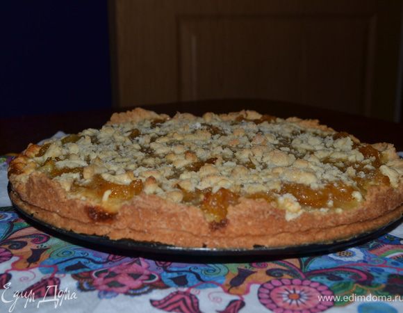 Тыквенный пирог:
Приготовить песочное тесто: соединить все ингредиенты. Тесто должно получиться однородным, не рассыпаться. Убрать тесто в холодильник.
Разогреть в кастрюле сливочное масло, добавить щепотку мускатного ореха и щепотку корицы, добавить, нарезанную небольшими брусочками (предварительно очищенную от кожи и семян), засыпать сахаром,добавить цедру лимона, полить сливками или молоком,накрыть крышкой и тушить до мягкости на медленном огне. Яблоки очистить от кожуры и порезать кусочками такого же размера, как тыква. Снять крышку с кастрюли, добавить яблоки, перемешать и готовить на большом огне 2 мин. Жидкость должна выпариться. 
Тесто разделить на 2 части (одна бОльшая для коржа,другая поменьше для посыпки сверху). Большую часть выложить в форму, сверху выложить остывшую начинку, распределить ее равномерно и засыпать оставшейся частью теста( можно потереть на терке, предварительно заморозив, или просто растереть руками). Выпекать при 200 С до золотистого цвета.