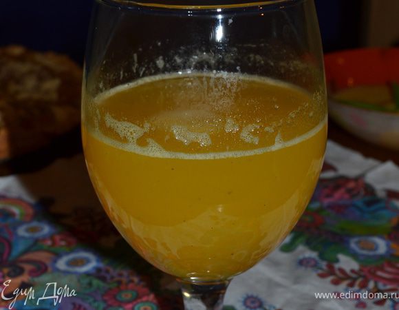 Тыквенный напиток.

Очистить тыкву от кожицы и семечек, натереть на мелкой терке. Засыпать сахаром, добавить ваниль по вкусу(или ванильный сахар, лучше чтобы он был с натуральной ванилью, залить водой. Довести до кипения и кипятить не более 3 мин. Тыква, потертая на мелкой терке, приготовится быстро и сохранит свои витамины. Выключить огонь. Добавить лимонный сок по вкусу. Я добавила сок половины лимона, просто выдавив его ложкой. Дать постоять мин 5 и взбить в блендере. 
Этот напиток можно употреблять как в теплом, так и в охлажденном виде. В теплом у него присутствует характерный тыквенный запах, а в холодном, остаются только нотки ванили и лимона.