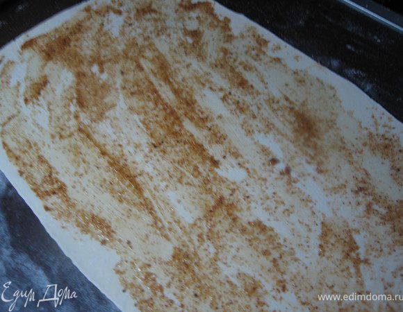 Раскатать тесто, смазать горчицей. 