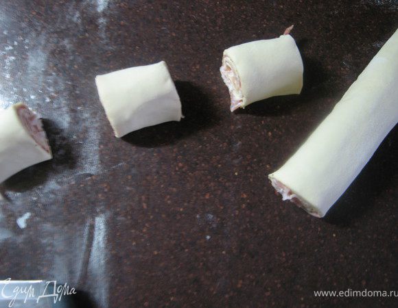 Свернуть рулетом и порезать кусочками 
