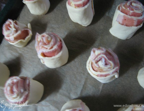 Противень застелить бумагой для выпечки  и установить аккуратно розочки. 