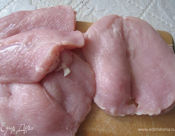 Филе куриных грудок разрезать вдоль, но не до конца. 