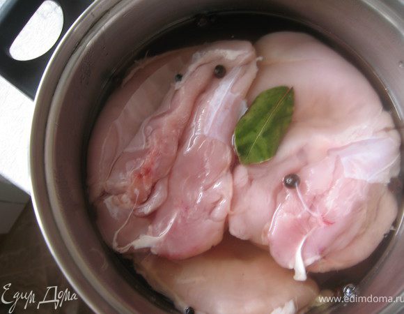 Готовим маринад: в воду добавить все ингредиенты, прокипятить 2-3 минуты и оставить остыть. В остывший маринад положить мясо, поставить в холодильник и забыть на 12-24 часа. (я оставляю на сутки)