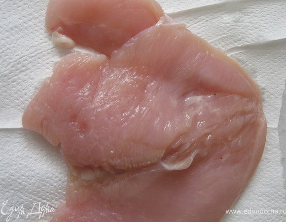 Мясо достать из маринада, обсушить бумажными полотенцами 
