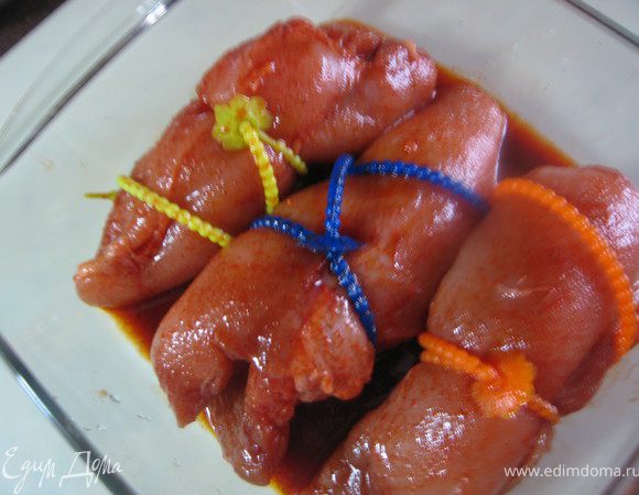 Затем свернуть в рулет, связать, уложить в форму для выпечки 