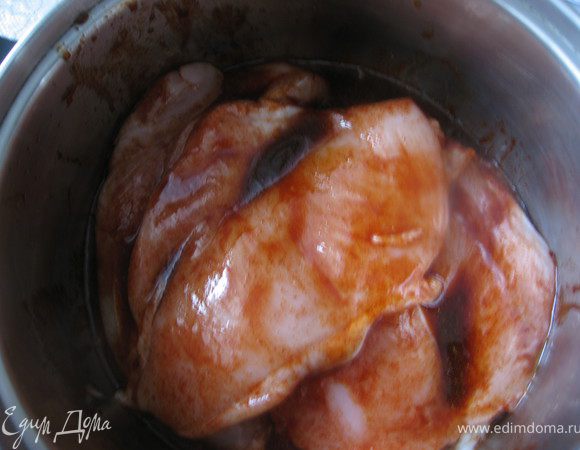 сложить в сухую емкость, обмазать глазурью и поставить на 24 часа в холодильник.
