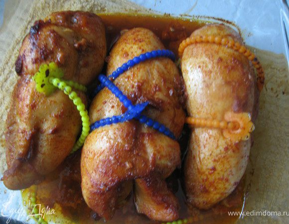 и отправить в разогретую до 160гр  духовку на 50 минут. Через каждые 15 минут поливать оставшимся маринадом.
