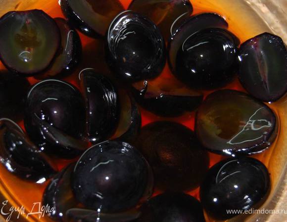 Разрежем ягоды пополам, удалим косточки,зальем  алкоголем на 2-3 часа. 