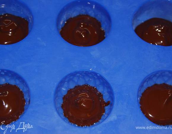 На водяной бане растопим 100г. шоколада и кофейной ложкой выложим в форму для конфет,заполняя ее на треть.