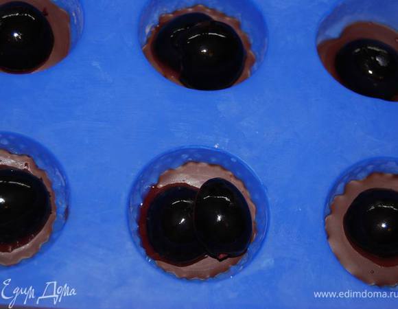 Поставим в холодильник на 20-30 минут.
После этого выкладываем на застывший слой шоколада ягоды винограда (без жидкости). 