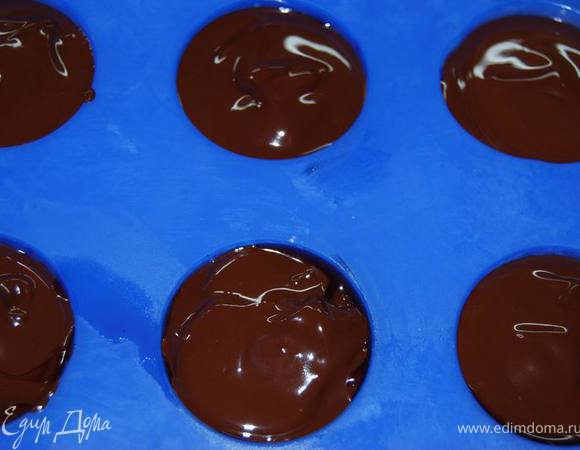 Заливаем второй частью растопленного шоколада. Охлаждаем в холодильнике до полного затвердения (для надежности - около часа).