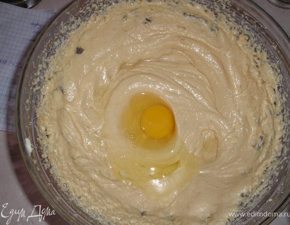 По одному вводим яйца, каждый раз взбивая.