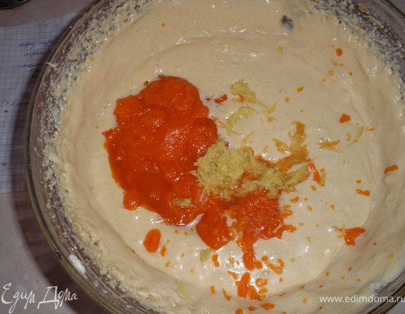 Вводим в яично-масляную смесь тыквенное пюре, ванильный екстракт. Тыквенное пюре я делала так- тыкву почистила, нарезала на крупные куски и поставила в пароварку на 15 минут, смолола в блендере.